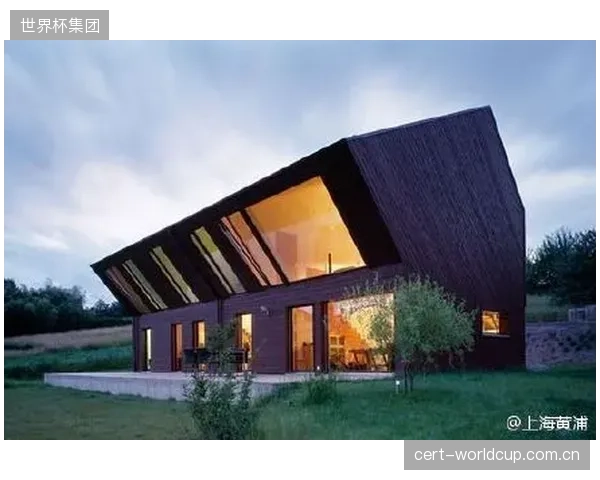 亚特兰大场馆以其独特的花瓣式可开合屋顶和环保设计闻名，展现了世界杯与科技的结合。